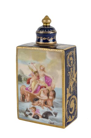 BOTTIGLIA in porcellana decorata raffigurante "trionfo di Venere" (rotture)....