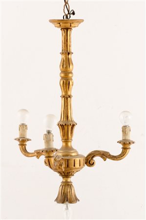 LAMPADARIO stile barocco in legno dorato a tre luci. Sicilia primi '900...