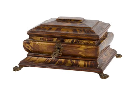 PORTAGIOIE in tartaruga. Sicilia XIX secolo Misure: cm 28 x 22 x h 14