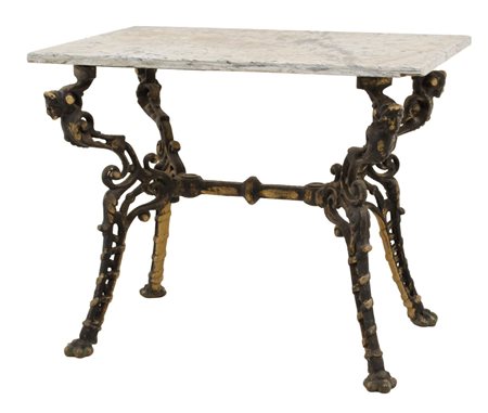 TAVOLINO in ghisa con piano in marmo bianco venato e due SEDIE in ferro. XX...