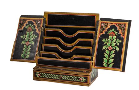 CURIOSO PORTALETTERE in legno dipinto. India XX secolo Misure: cm 30,5 x 16,5...