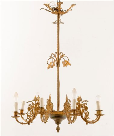 LAMPADARIO ad otto luci in bronzo dorato. Sicilia XIX secolo Misure: h cm 90