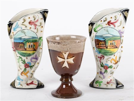 LOTTO composto da coppia VASETTI in ceramica decorata e da BICCHIERE maltese...