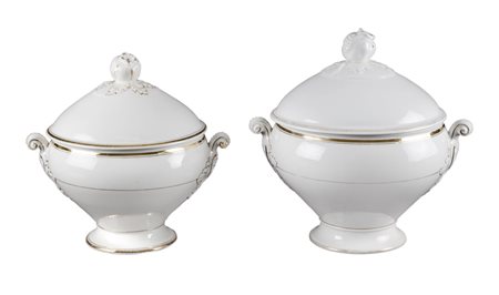 DUE ZUPPIERE in porcellana Ginori bianca con decori in oro. Primi '900...