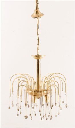 LAMPADARIO con APPLIQUE in ottone e brindoli. XX secolo Misure: h cm 100