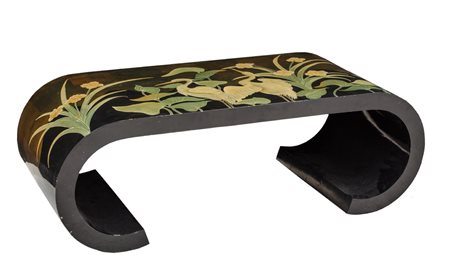 TAVOLINO da salotto in legno laccato. Cina XX secolo Misure: cm 107 x 46 x h 37