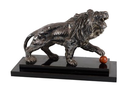 SCULTURA rivestito in metallo argentato raffigurante "leone", base in legno...