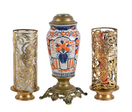 LOTTO composto da due PORTACANDELE in metallo dorato e da VASO in porcellana...
