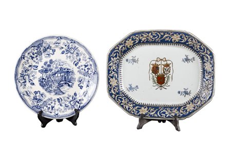 LOTTO composto da VASSOIO in porcellana Toussi Court decorata e da PIATTO in...