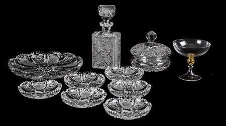 LOTTO composto da BOTTIGLIA, SCATOLA, PIATTO e da sei PIATTINI in cristallo e...