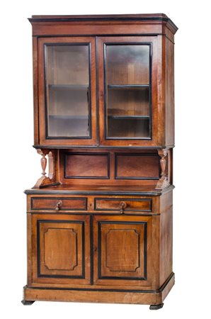 DOPPIO CORPO in noce e radica di noce con due ante superiori, due cassetti e...