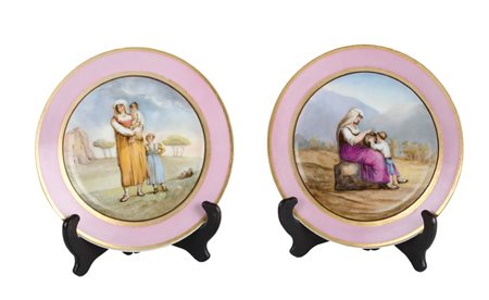 COPPIA PIATTI in porcellana decorata nei toni del rosa con medaglione...