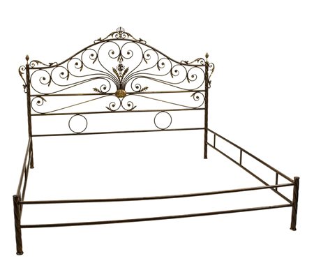 LETTO in ottone lavorato. Italia XX secolo Misure: cm 190 x 202 x h 138