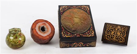 LOTTO composto da due COFANETTI in legno, VASETTO in vetro e da TRONCO...