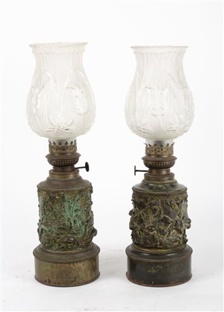 COPPIA LUMI in metallo dorato con bocce in vetro. Italia XIX secolo Misure: h...