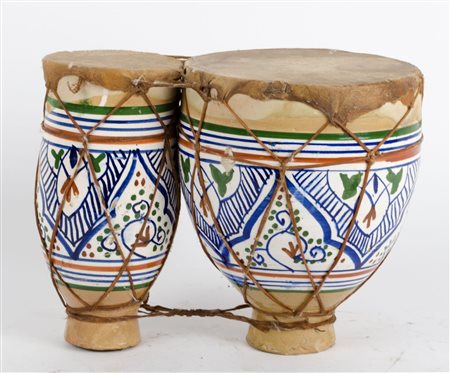 TAMBURELLO in ceramica smaltata. Africa XX secolo Misure: cm 32 x 20 x h 25
