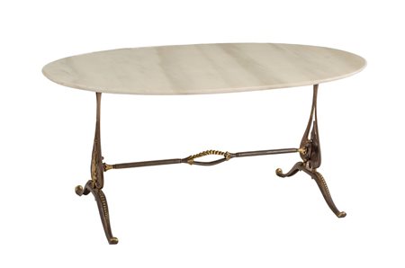 TAVOLINO ovale con base in ottone e piano in marmo. Anni '60 Misure: cm 94 x...