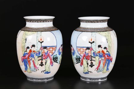 Arte Cinese Coppia di vasi in porcellana dipinta con dame di corte Cina,...