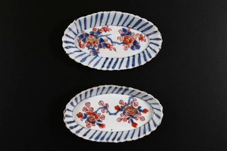 Arte Giapponese Coppia di vassoi in porcellana Imari Giappone, periodo Edo,...