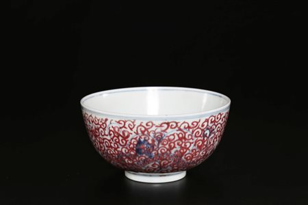 Arte Cinese Coppa in porcellana bianco blu e rosso dipinta con chilongs e con...