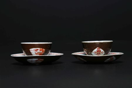 Arte Cinese Coppia di piccole tazze e piattini con decorazione rossa e dorata...