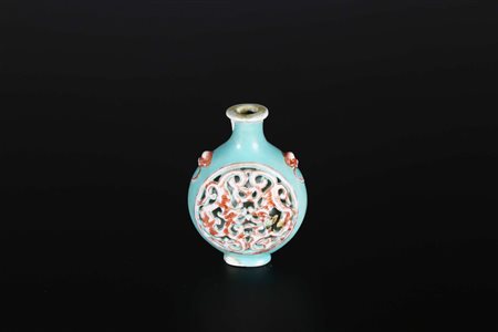 Arte Cinese Snuff Bottle in porcellana con decoro a traforo Cina, XVIII...