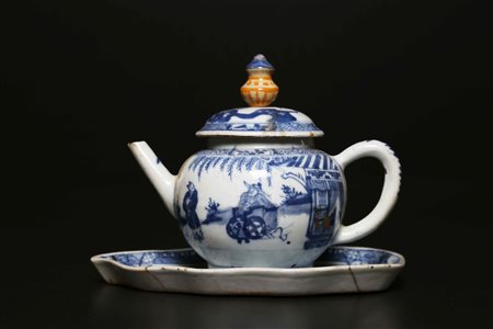 Arte Cinese Teiera bianco/blu con vassoio lobato Cina, dinastia Qing, XIX...