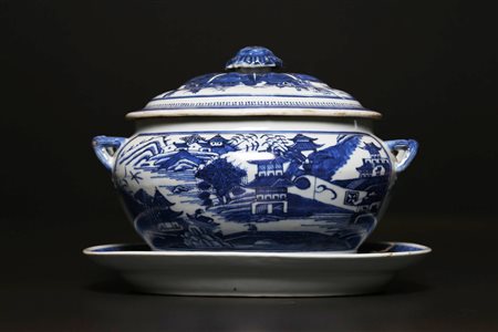 Arte Cinese Zuppiera in porcellana Bianco/blu con coperchio e vassoio. Cina,...