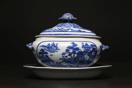 Arte Cinese Imponente zuppiera in porcellana bianco/blu con raffigurazione di...