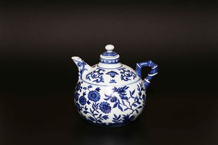 Arte Cinese Teiera in porcellana Bianco/Blu Cina, XX secolo. . Cm 14,50....