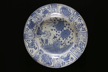 Arte Cinese Piatto in porcellana bianco/blu con decoro a pannelli nel cavetto...