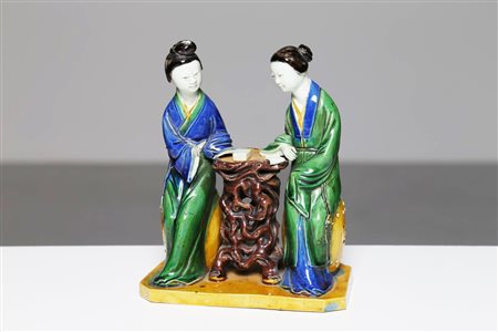 Arte Cinese Gruppo in porcellana raffigurante due donne Cina, dinastia Qing,...