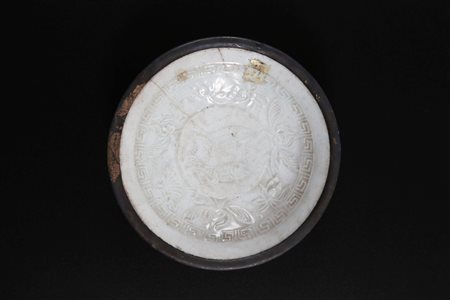 Arte Cinese Piattino Ding Cina, dinastia Song, tardo XII secolo. . Cm 14,50 x...