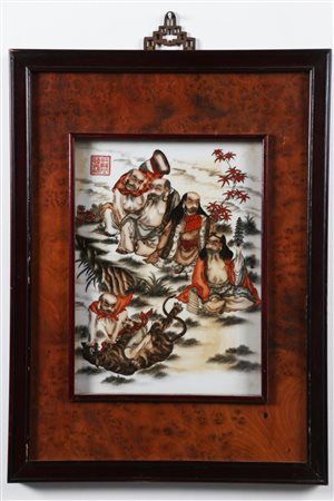 Arte Cinese Placca in porcellana dipinta entro cornice in radica Cina, XX...