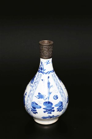 Arte Cinese Bottiglietta in porcellana bianco/blu Kanxi con montaggio...