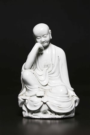Arte Cinese Luohan in porcellana blanc de Chine Cina, XIX secolo. -. Cm 15,00...