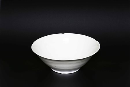 Arte Cinese Ciotola Tang in porcellana con bordo baccellato Cina, IX secolo o...