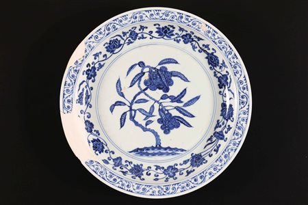 Arte Cinese Vassoio in porcellana Bianco/Blu in stile Yongle Cina. . Cm 36,50...