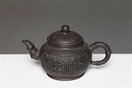 Arte Cinese Teiera Yixing in terracotta scura Cina, XX secolo. . Cm 14,00....