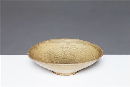 Arte Cinese Piatto celadon con decoro floreale inciso Cina, dinastia Song,...