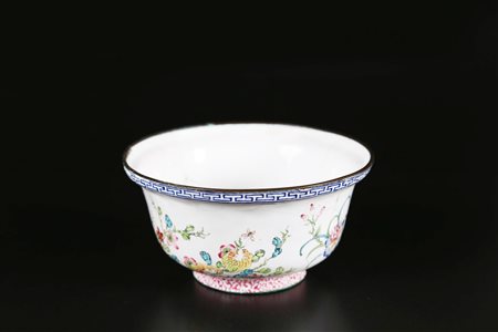 Arte Cinese Coppa in smalto di Canton raffigurante fiori, farfalle e pesci...