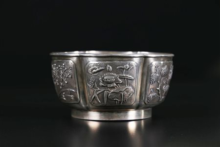 Arte Cinese Coppa in argento con profili lobati Cina, XIX secolo. . Cm 16,00...