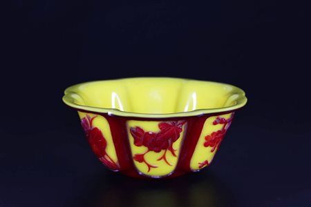 Arte Cinese Coppa lobata in vetro di Pechino con sfondo giallo Cina, XX...