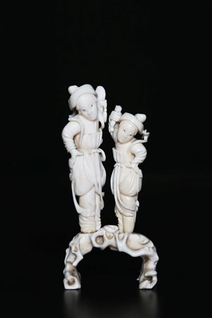 Arte Cinese Intaglio in avorio raffigurante due danzatrici su supporto Cina,...