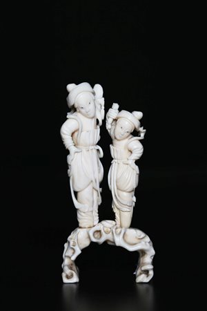 Arte Cinese Intaglio in avorio raffigurante due danzatrici su supporto Cina,...