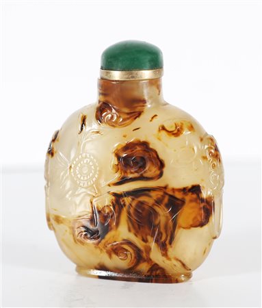 Arte Cinese Snuff bottle in giada screziata ed incisa con motivi floreali...