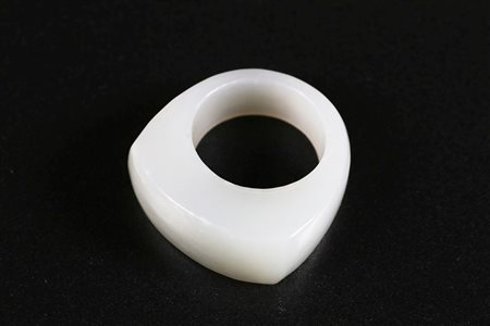 Arte Cinese Anello in giada chiara Cina, XIX - XX secolo. -. Cm 3,00.