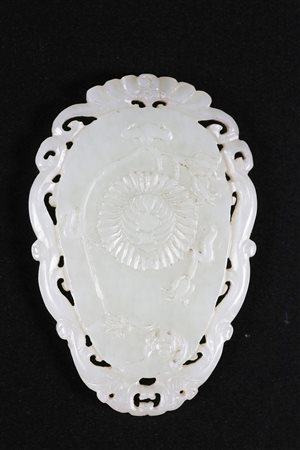 Arte Cinese Pendente in giada decorata con crisantemo centrale e profili...