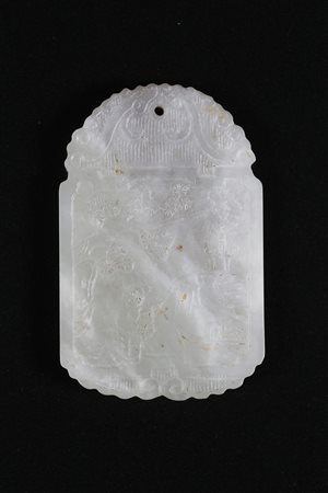 Arte Cinese Pendente in giada bianca inciso con ideogrammi Cina, XIX secolo....