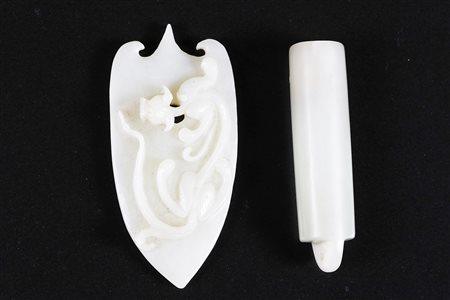 Arte Cinese Due intagli in giada celadon Cina, XIX secolo. -. Cm 7,50. L'uno...